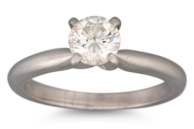 Lot 38 - A DIAMOND SOLITAIRE RING, set in platinum....