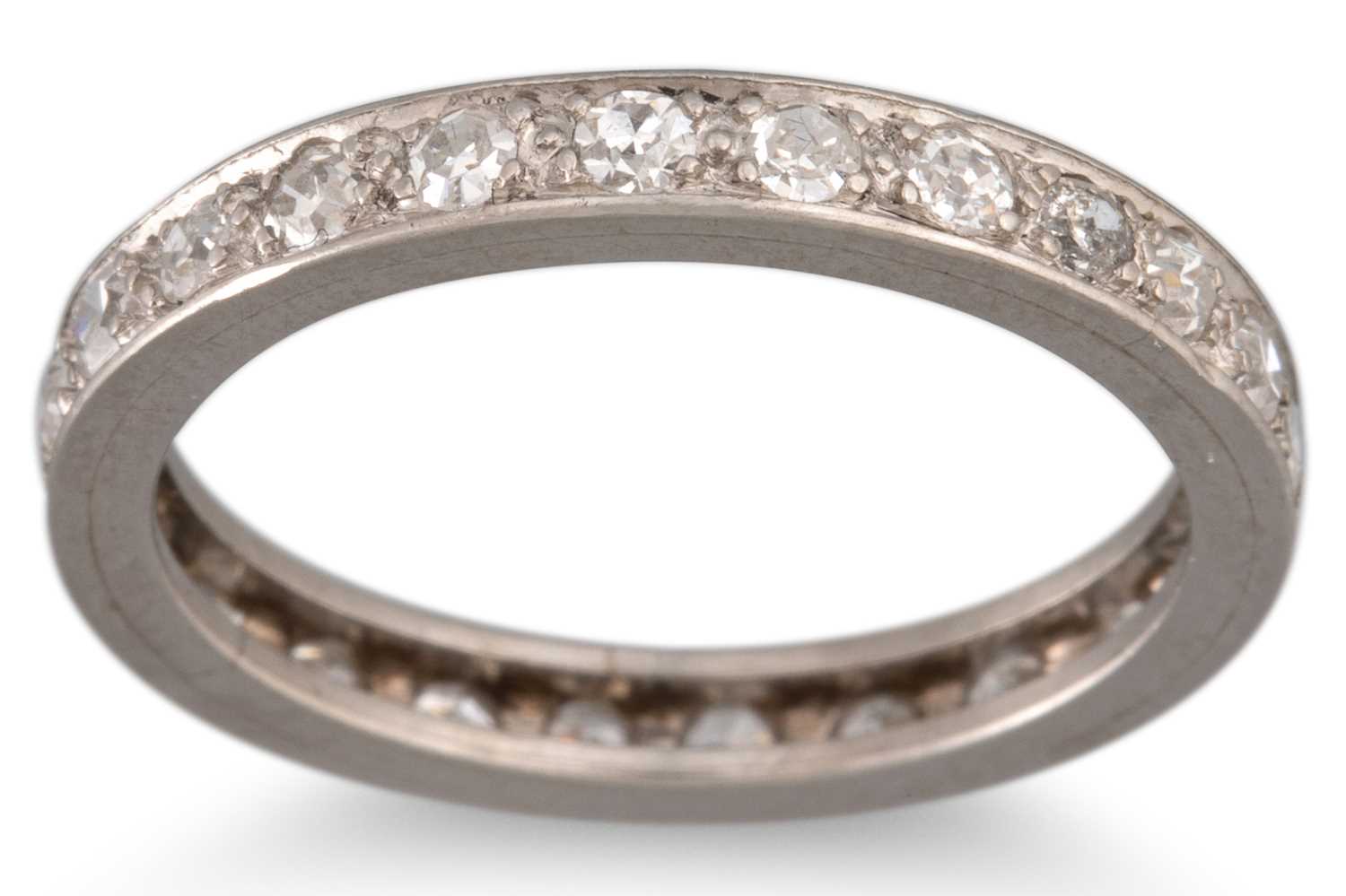 Lot 105 - A VINTAGE DIAMOND ETERNITY RING, the circular...
