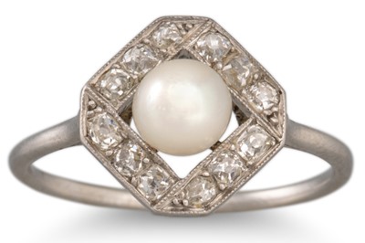 Lot 109 - AN ANTIQUE PEARL AND DIAMOND CLUSTER RING,...