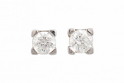 Lot 285 - A PAIR OF DIAMOND STUD EARRINGS, the brilliant...