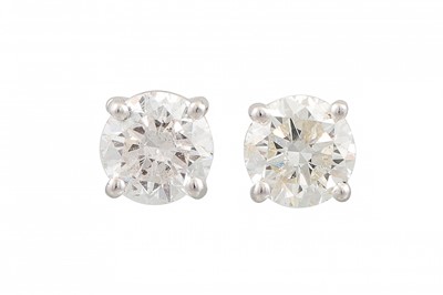 Lot 286 - A PAIR OF DIAMOND STUD EARRINGS, the brilliant...