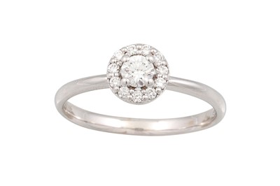 Lot 288 - A DIAMOND CLUSTER RING, the brilliant cut...