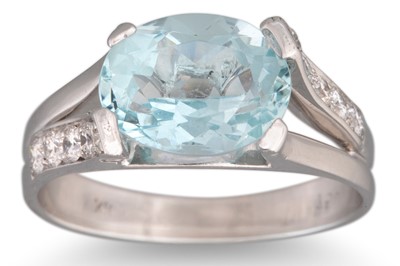 Lot 137 - AN AQUAMARINE SINGLE STONE RING, to diamond...