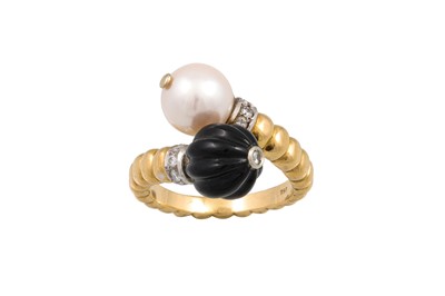 Lot 294 - A DIAMOND, PEARL & ONYX TWIST DESIGN RING,...