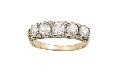 Lot 216 - AN ANTIQUE DIAMOND FIVE STONE GRADUATED RING,...