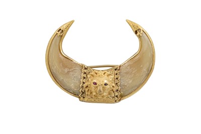 Lot 33 - AN ANTIQUE ASIAN BROOCH, mounted in yellow metal