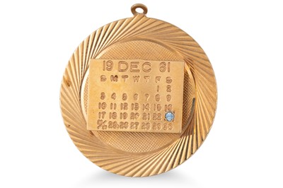 Lot 125 - A 14CT GOLD NOVELTY CALANDER PENDANT, 6.3 g.