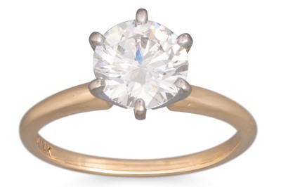Lot 205 - A DIAMOND SOLITAIRE RING, the round brilliant...