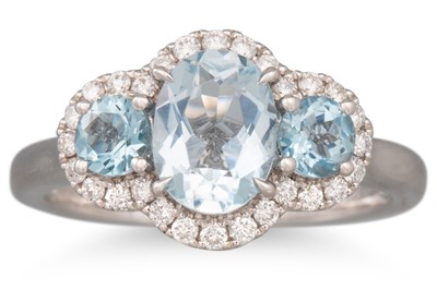 Lot 143 - A DIAMOND AND AQUAMARINE THREE STONE CLUSTER...