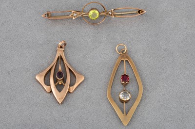 Lot 10 - A 9CT GOLD GEM-SET BROOCH, together with two...