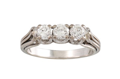 Lot 101 - A THREE STONE DIAMOND RING, the brilliant cut...