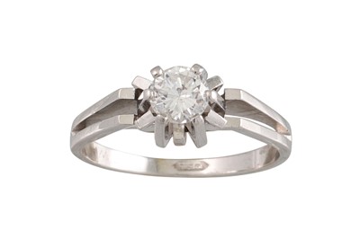 Lot 103 - A DIAMOND SOLITAIRE RING, the brilliant cut...