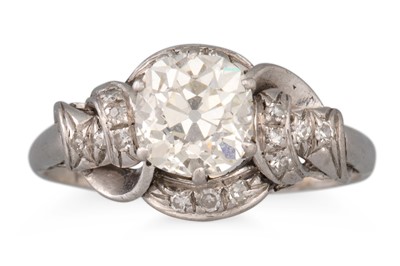 Lot 98 - AN OLD CUT DIAMOND CLUSTER RING, Retro style,...
