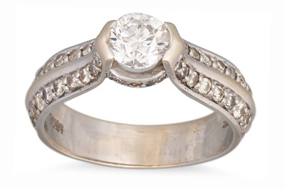 Lot 159 - A DIAMOND SOLITAIRE RING, the central round...