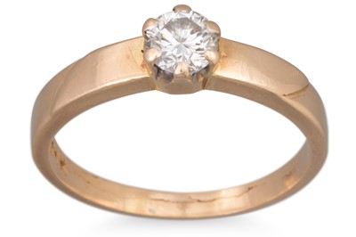 Lot 68 - A DIAMOND SOLITAIRE RING, mounted in 14ct...