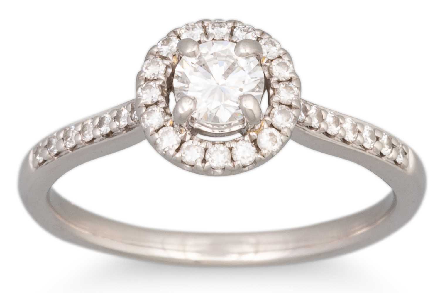Lot 40 - A DIAMOND SET HALO CLUSTER RING, the centre...