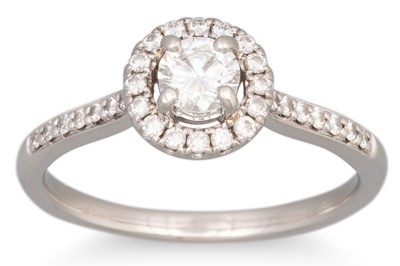 Lot 40 - A DIAMOND SET HALO CLUSTER RING, the centre...