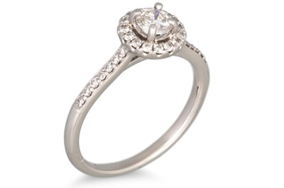 Lot 40 - A DIAMOND SET HALO CLUSTER RING, the centre...