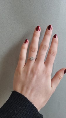 Lot 40 - A DIAMOND SET HALO CLUSTER RING, the centre...
