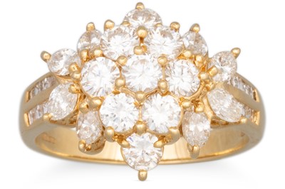 Lot 80 - A DIAMOND CLUSTER RING, the round brilliant...