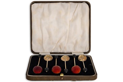 Lot 332 - A SILVER SOVEREIGN BOX, with dimples & pendant...