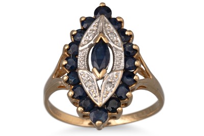 Lot 43 - A DIAMOND AND SAPPHIRE CLUSTER RING, the...
