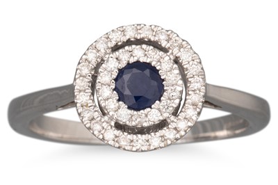 Lot 46 - A DIAMOND AND SAPPHIRE TARGET STYLE RING, the...