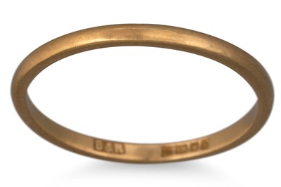 Lot 54 - AN ANTIQUE 18CT GOLD WEDDING BAND, size L-M
