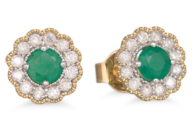 Lot 60 - A PAIR OF DIAMOND AND EMERALD CLUSTER EARRINGS,...