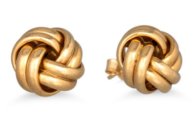 Lot 61 - A PAIR OF 18CT YELLOW GOLD KNOT EARRINGS, 1.3 g.