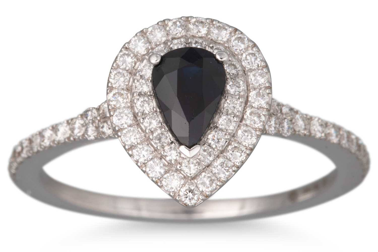 Lot 91 - A DIAMOND AND SAPPHIRE CLUSTER RING, the pear...