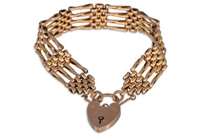Lot 100 - AN ANTIQUE GOLD GATE BRACELET, with padlock...