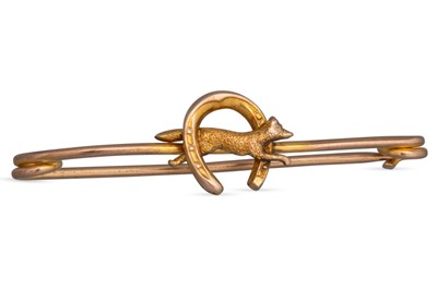 Lot 103 - AN ANTIQUE GOLD HUNTING BROOCH, in yellow gold,...