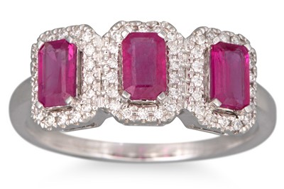 Lot 112 - A DIAMOND AND RUBY CLUSTER RING, the three...