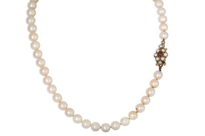 Lot 113 - A CULTURED PEARL NECKLACE, to a 9ct gold clasp