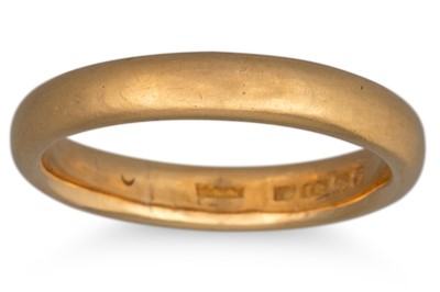 Lot 131 - AN 18CT GOLD BAND RING, boxed by Stokes, of...