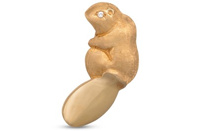 Lot 168 - AN 18CT GOLD PENDANT, modelled as a beaver, 11 g.