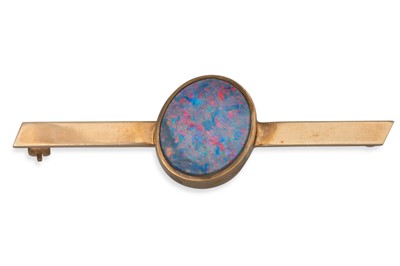 Lot 16 - A GOLD BROOCH, set with an opal doublet