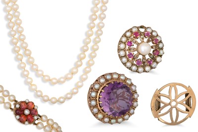 Lot 38 - A SET OF VINTAGE TWO ROWED PEARLS, with three...