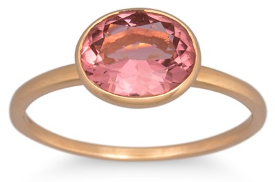 Lot 161 - A PINK TOURMALINE RING, the oval stone mounted...