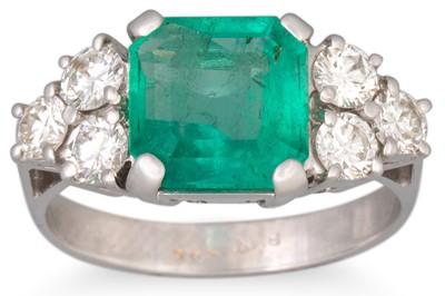 Lot 133 - AN EMERALD AND DIAMOND CLUSTER RING, the...