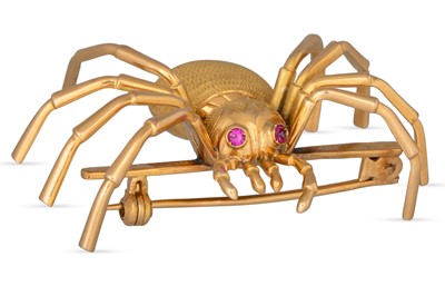 Lot 154 - A RUBY AND 18CT YELLOW GOLD BROOCH, in the...