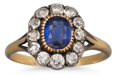 Lot 274 - AN ANTIQUE DIAMOND AND SAPPHIRE CLUSTER RING,...
