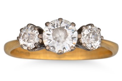 Lot 26 - A THREE STONE DIAMOND RING, the old cut...