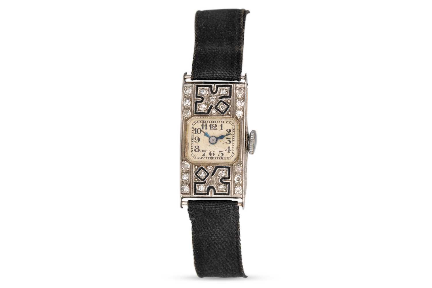 Lot 31 - AN EDWARDIAN DIAMOND AND PLATINUM WRISTWATCH,...