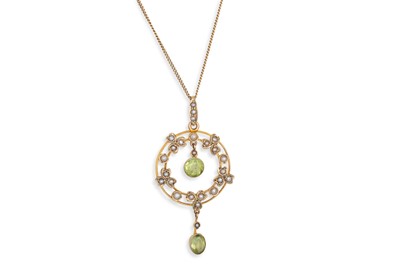 Lot 34 - AN EDWARDIAN PEARL AND PERIDOT PENDANT, gold...