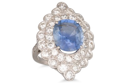 Lot 190 - A DIAMOND AND SAPPHIRE CLUSTER RING, the oval...