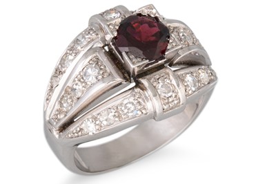 Lot 191 - A DIAMOND AND GARNET CLUSTER RING, the...