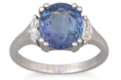 Lot 192 - A COLOUR CHANGE SAPPHIRE AND DIAMOND RING, the...