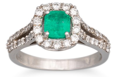 Lot 203 - AN EMERALD AND DIAMOND CLUSTER RING, the...